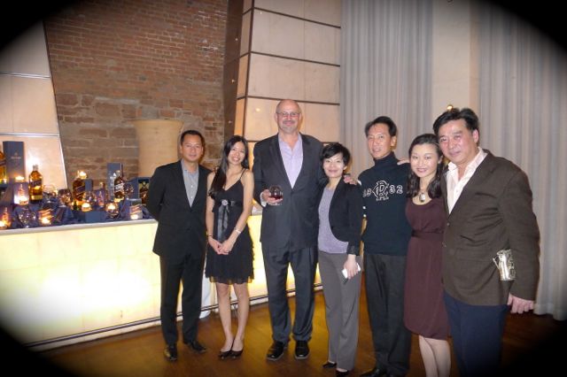 與多位晚會幕後美女和主要大佬 Joe Lam 拍照。