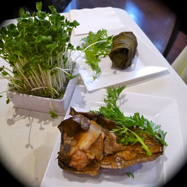迷你荷葉珍珠雞 Sticky Rice with Chicken, Abalone, Sea Cucumber & Chestnut Wrapped in Lotus Leaf
